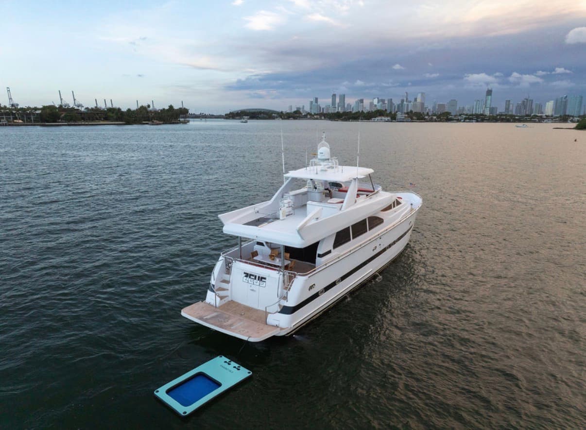 WaveRaiders305 yacht charter photo 01